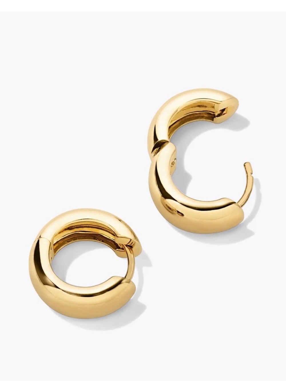 Mejuri Chunky Medium Hoop Earrings - Gold - Picture 3 of 9